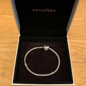 Beautiful pandora sterling silver snake bracelet. Size is in the pics.